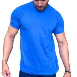 Homem usando uma camiseta azul, olhando para baixo, com braos musculosos visveis.