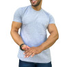 Modelo vestindo camiseta mescla masculina, sorrindo e com as mos em movimento.