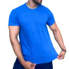 Homem vestindo uma camiseta bsica azul royal, mostrando a parte inferior da roupa.
