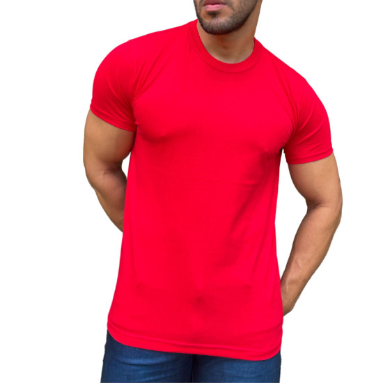 Homem usando camiseta lisa vermelha, posicionado de forma casual, destacando o tecido e o corte da roupa.