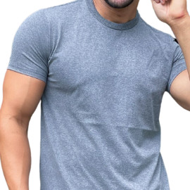 Homem usando uma camisa cinza escuro, com um gesto de dedo indicando algo.