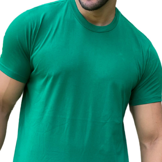Homem usando uma camiseta verde bandeira, destacando o tecido e o corte da pea.