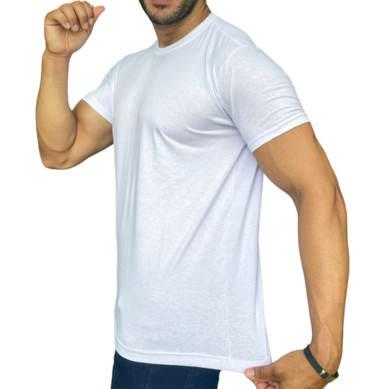 Modelo vestindo uma camiseta branca masculina lisa, posando de lado, mostrando o design da pea.