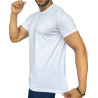 Modelo vestindo uma camiseta branca masculina lisa, posando de lado, mostrando o design da pea.