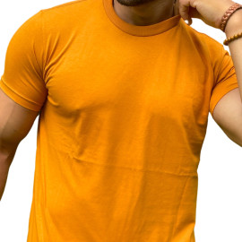 Modelo usando camisa masculina caramelo em fundo neutro e pose casual