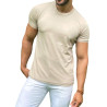 Modelo masculino vestindo camisa bege claro e cala branca, posando de forma descontrada.