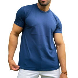 Homem usando camiseta azul escura, mostrando a barra da camiseta com uma das mos.