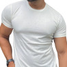 Homem usando uma camiseta off white original, mostrando o brao e parte do tronco.