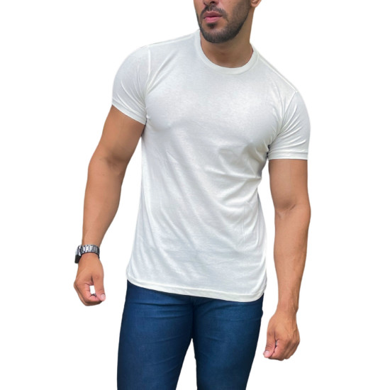 Homem usando uma camiseta cor off white e jeans escuro, posando de forma casual.