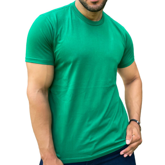Homem usando camiseta bsica verde em fundo branco.