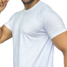 Homem usando camiseta bsica branca, posando com a mo na cabea.