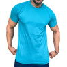 Homem vestindo uma camiseta azul turquesa, posando com as mos para trs.