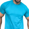 Modelo masculino usando uma camiseta azul turquesa, com foco no torso e braos.
