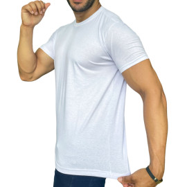 Modelo vestindo uma camiseta branca masculina lisa, posando de lado, mostrando o design da pea.
