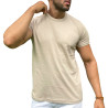 Homem vestindo uma camisa de cor bege, com uma mo levantada perto do pescoo.