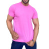 Homem usando uma camiseta rosa em fundo branco, posando com uma mo na cintura.