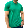 Homem usando camiseta bsica verde em fundo branco.