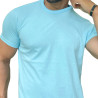 Homem usando uma camiseta azul clara, posando com a mo no pescoo.