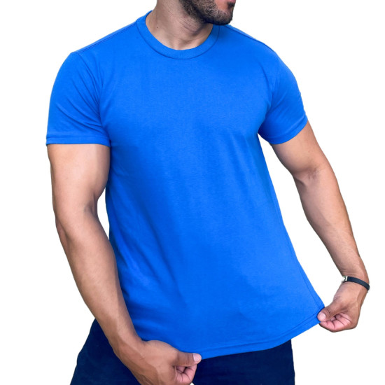 Homem vestindo uma camiseta bsica azul royal, mostrando a parte inferior da roupa.