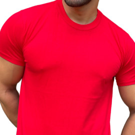 Camiseta vermelha lisa de manga curta, com ajuste justo ao corpo, destacando o design simples e moderno.