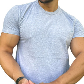 Homem usando camisa mescla, destacando os braos e uma pulseira no pulso.