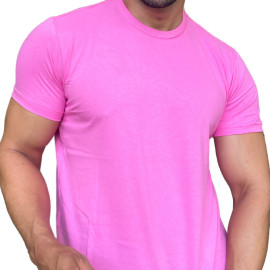 Camisa masculina rosa de manga curta, destacando o tecido e o ajuste ao corpo masculino.
