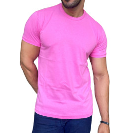 Homem usando uma camiseta rosa bsica, sorrindo e com uma pose descontrada.