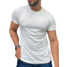 Modelo usando uma camiseta off white masculina, posando com uma mo no bolso e a outra ao lado do corpo.