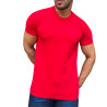 Homem usando camiseta lisa vermelha, posicionado de forma casual, destacando o tecido e o corte da roupa.