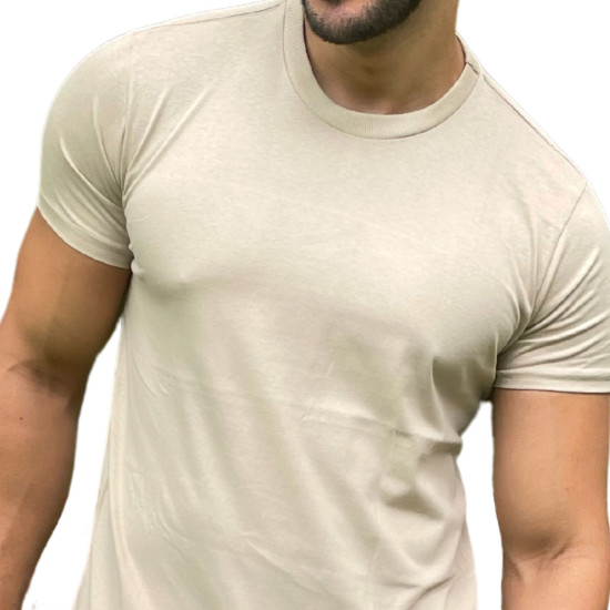 Homem usando uma camisa bege lisa, destacando a parte superior do corpo.