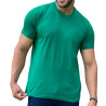 Homem usando uma camiseta verde, segurando a barra da camiseta com uma mo.