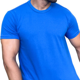Modelo vestindo uma camisa azul lisa, destacando a parte superior do corpo.