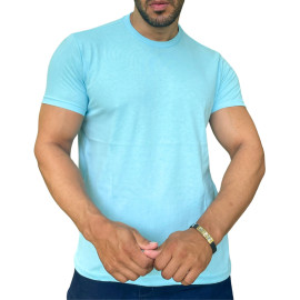 Homem vestindo camiseta azul clara, com braos cruzados e expresso neutra.